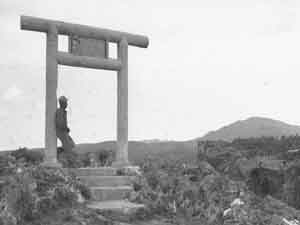沖縄で鳥居に寄りかかるサミュエル・サンドバル一等兵。