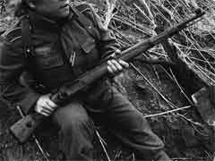 後装式小銃の世界に革命をもたらせたモーゼルライフルの子孫Kar98K。米西戦争でアメリカ軍は、前身となるスパニッシュモーゼルに一方的に撃ちまくられる事態となり、そのため、M1903ライフルは、事実上、全面コピーとなり、モーゼル社に賠償金を支払うはめにもなった。