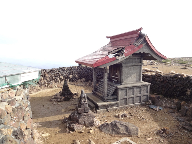 屋根が剥がされた熊野神社